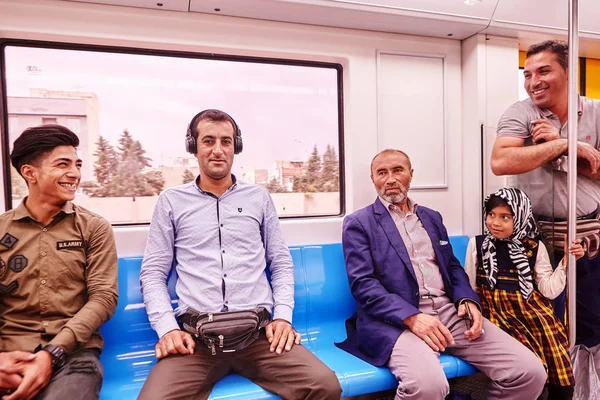 地下鉄、テヘラン、イランでイスラム教徒の家族旅行. — ストック写真