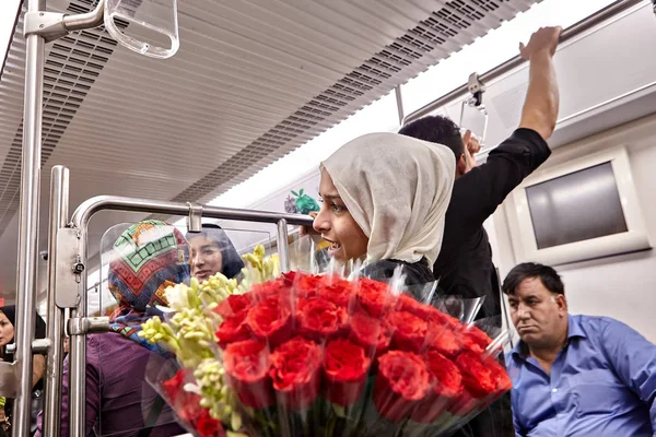 若い女性は、地下車、テヘラン、イランで花を販売しています. — ストック写真