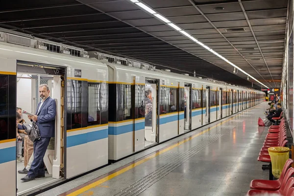 Metro is bij een halte, Teheran, Iran. — Stockfoto