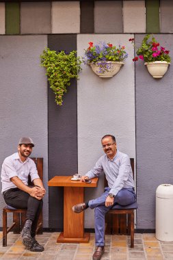İki İranlı erkekler Teras Cafe,: Kashan, Iran oturmak.