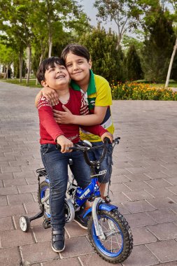 İki İranlı çocuklar: Kashan, Iran bir Bisiklete binmek.