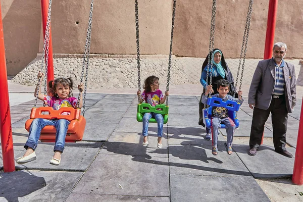 Irański dzieci huśtawka na huśtawce w parku, Kashan, Iran. — Zdjęcie stockowe