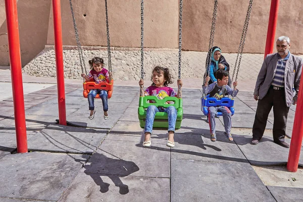 Los niños pequeños iraníes columpian, Kashan, Irán . — Foto de Stock