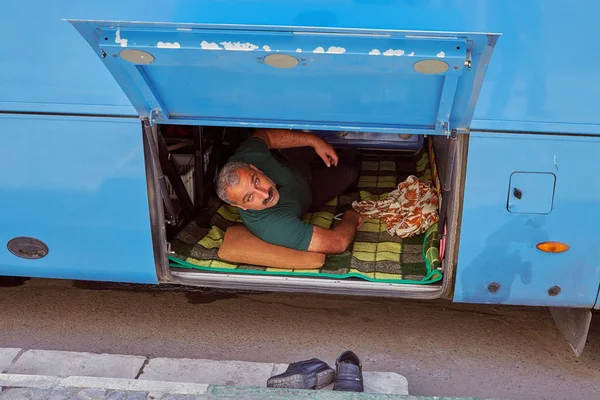 Iranian man in the trunk on the bus, Kashan, Iran. — Stock Photo, Image