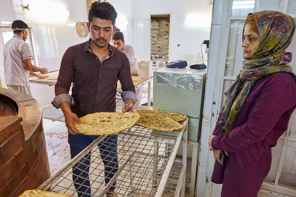 Homem iraniano vende tartes, Kashan, Irão . — Fotografia de Stock