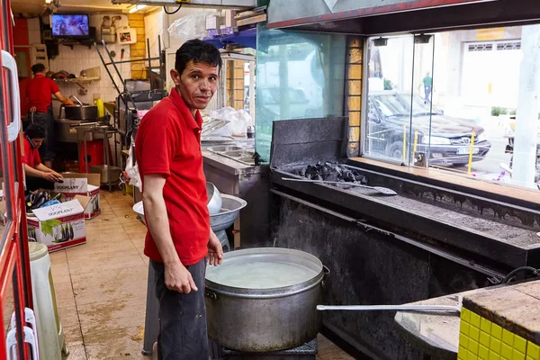 Chef iraniano prepara comida em um café, Kashan, Irã . — Fotografia de Stock