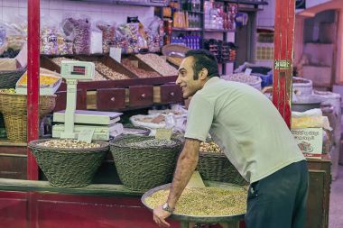 Bakkal bakkal pazarda Doğu,: Kashan, Iran.