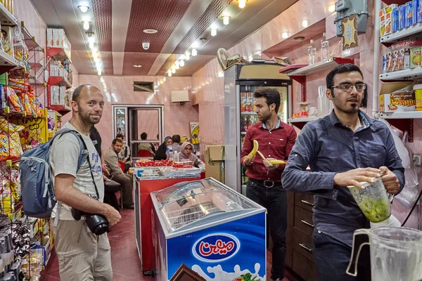 Evropský turista v obchodu s potravinami, Kashan, Írán. — Stock fotografie