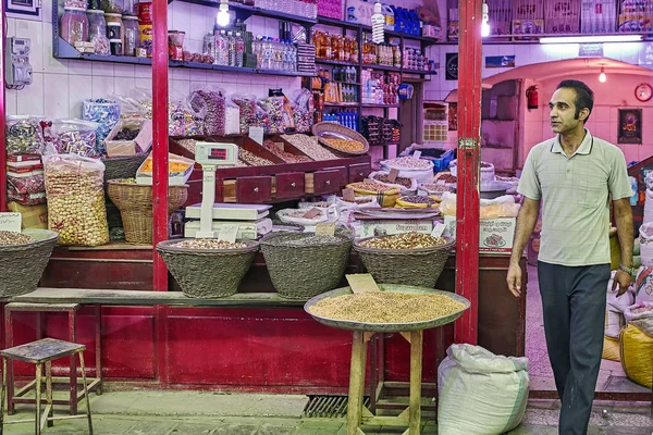 Бакалейщик в отделе продовольствия на восточном рынке, Кашан, Иран — стоковое фото