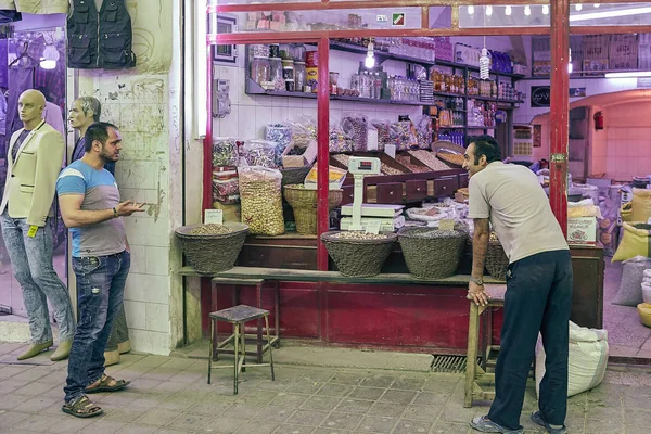 Kruidenier in een afdeling van de supermarkt in de Oost-bazaar, Kashan, Iran. — Stockfoto