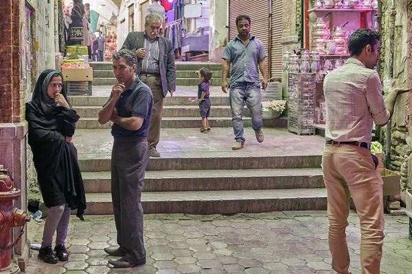 La gente habla cerca de la entrada al mercado oriental, Kashan, Irán . — Foto de Stock