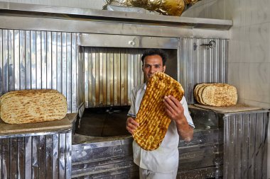 Genç baker ekmek fırınları, Kaşan, Iran süre içinde İran gözleme barbari gösterir.