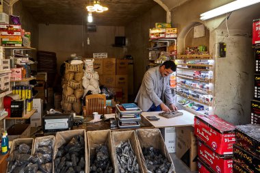 Satıcı, nargile kömür ve tütün ürünleri,: Kashan, Iran.