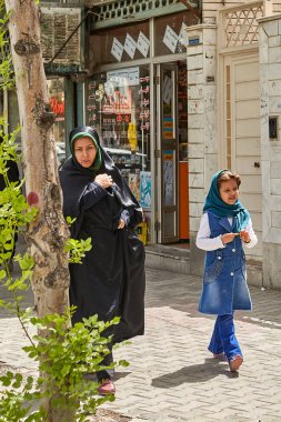 Anne ve kızı şehir sokak,: Kashan, Iran yürüyor.