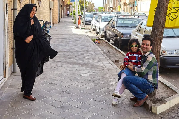 Mulher se parece com pai e filha posando para fotógrafo, Irã . — Fotografia de Stock