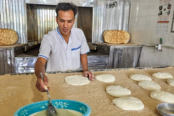 Baker βάζουμε ισοπέδωσε ζύμη αρτοποιίας τραπέζι, Kashan, Ιράν. — Φωτογραφία Αρχείου