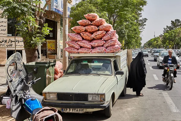 Pickup carregado com sacos de cenouras na rua da cidade, Irã . — Fotografia de Stock