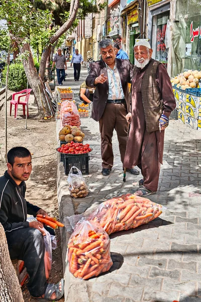 Comércio de rua de vegetais em um dia ensolarado, Kashan, Irã . — Fotografia de Stock