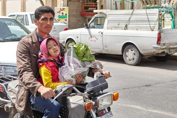 Pai montando em uma motocicleta com sua filha, Kashan, Irã . — Fotografia de Stock