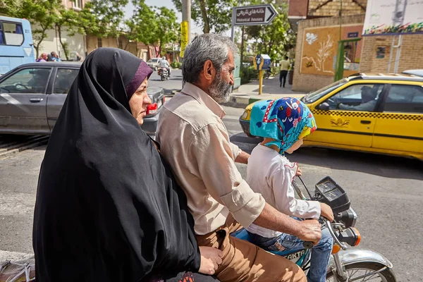 Tre persone guidano una moto sulla strada della città, Kashan, Iran . — Foto Stock