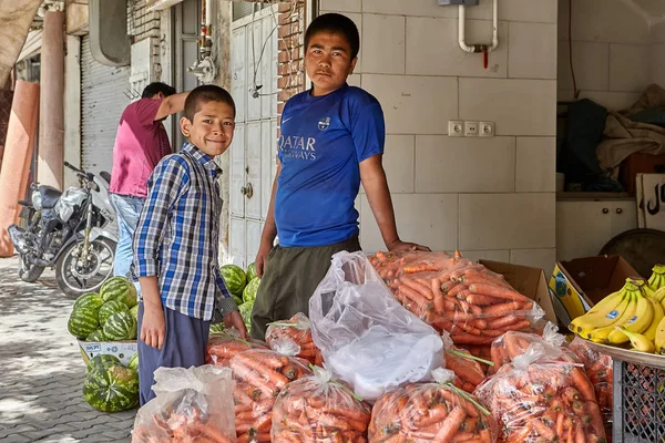 Dois rapazes trabalham numa loja de vegetais, Kashan, Irão . — Fotografia de Stock