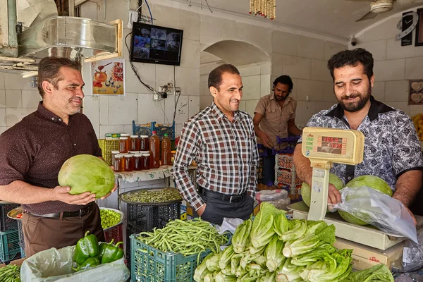 Mężczyzn kupić melony w sklep warzywny, Kashan, Iran. — Zdjęcie stockowe