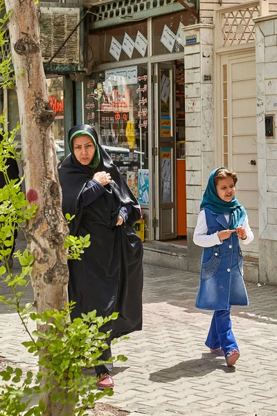 Mãe e filha estão andando ao longo da rua da cidade, Kashan, Irã . — Fotografia de Stock