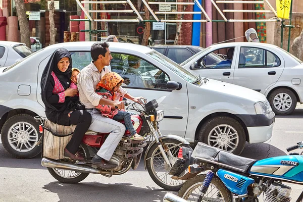 Parents with two daughters ride motorcycle through city, Kashan, Iran. — Stock Photo, Image