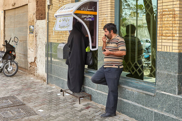 Мужчина ждет женщину возле улицы ATM, Кашан, Иран
.