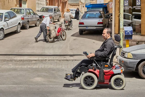 Rörlighet scooter riden av en handikappade man, Kashan, Iran. — Stockfoto