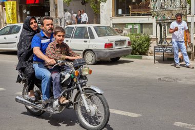 Adam karısını ve oğlunu sürücüler üzerinde motosiklet,: Kashan, Iran.