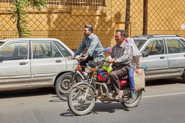 Ιρανοί σε μια μοτοσικλέτα σε πολυσύχναστο δρόμο, Kashan, Ιράν. — Φωτογραφία Αρχείου
