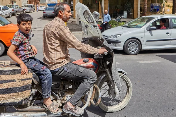 Homem iraniano com o filho numa mota, Kashan, Irão . — Fotografia de Stock