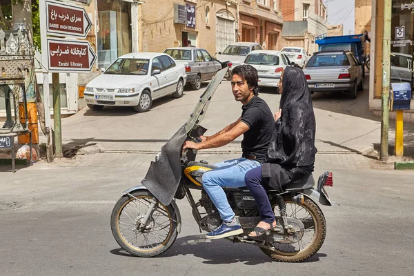 Νέοι ιρανικό ζευγάρι σε μια μοτοσικλέτα, Kashan, Ιράν. — Φωτογραφία Αρχείου