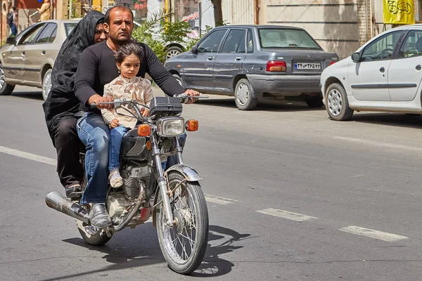Μουσουλμανική οικογένεια σε μια μοτοσικλέτα σε πολυσύχναστο δρόμο, Kashan, Ιράν. — Φωτογραφία Αρχείου