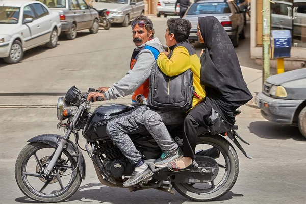 Muçulmanos em uma motocicleta em uma rua movimentada, Kashan, Irã . — Fotografia de Stock