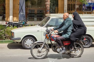 Yaşlı çift şehir sokakları, Kaşan üzerinden bir motosiklet binme,