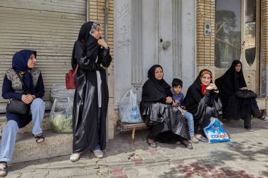 Müslüman kadın grubu otobüs durağında bekleyen toplu taşıma, Iran.