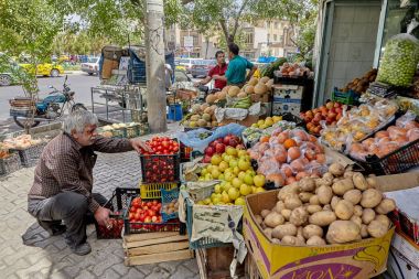Yaşlı fruiterer onların mallar için satış,: Kashan, Iran ortaya konuyor.