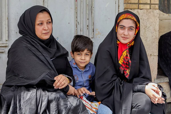 Familia islámica, dos mujeres y un niño pequeño, Kashan, Irán . — Foto de Stock
