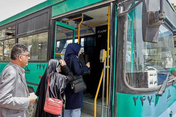 Pasajeros que suben al autobús urbano, Kashan, Irán . — Foto de Stock