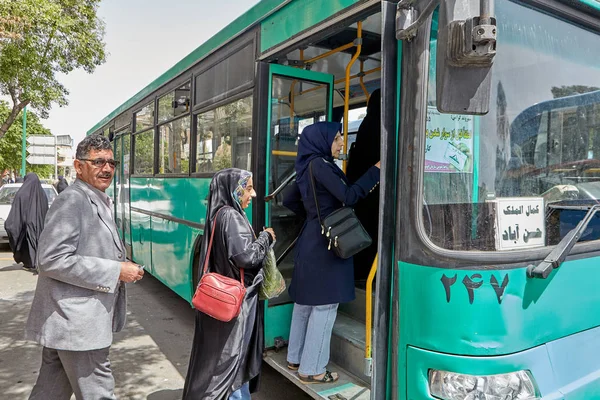 Pasajeros que abordan un autobús municipal, Kashan, Irán . — Foto de Stock