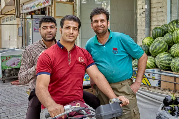 Três homens iranianos maduros posando para o fotógrafo, Kashan, Irã . — Fotografia de Stock