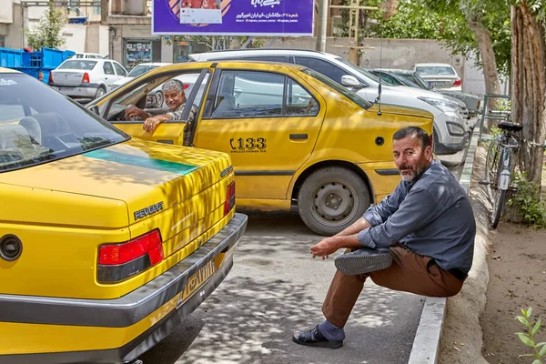 Taxichaufförer vila i parkeringsplatsen av taxibilarna, Kashan, Iran. — Stockfoto