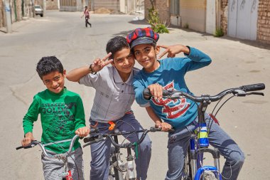 12 yaşında fotoğrafçı, Kaşan, Iran için poz üç İran çocuk.