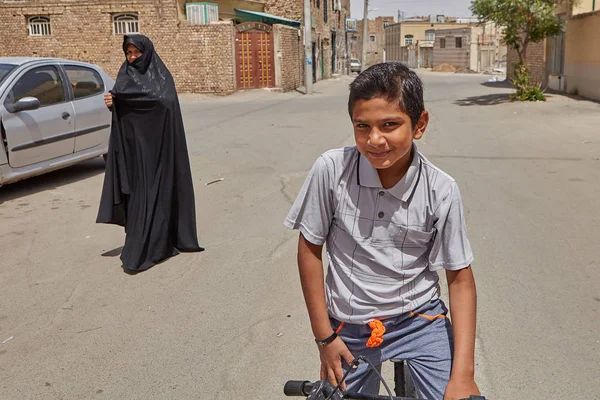 Ragazzo iraniano 12 anni in posa per la fotografia, Kashan, Iran . — Foto Stock