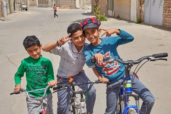 Três iranianos de 12 anos posando para fotógrafo, Kashan, Irã . — Fotografia de Stock