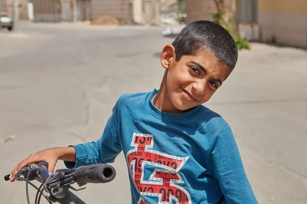 Boy cyklista pózuje pro fotografie na městské ulici, Kashan, Írán — Stock fotografie