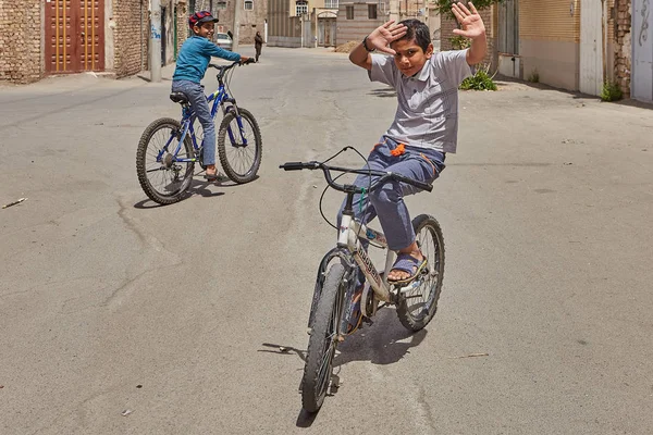 Adolescente muestra trucos en bicicleta, Kashan, Irán . — Foto de Stock