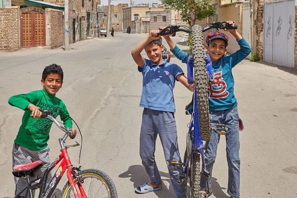 Iráni gyermekek játszanak a kihalt utcán, Kashan, Irán. — Stock Fotó